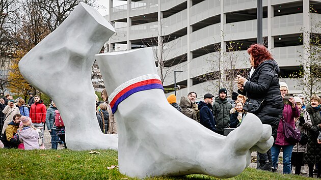 Součástí náplavky je i sousoší autorky Magdaleny Jetelové, které znázorňuje obří nohy Adama a Evy a nese název Vyhnání - Útěk - Návrat. (17. listopadu 2025)