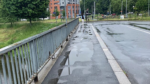 Obyvatelé Zlína vybírají v projektu Tvoříme Zlín nové investice. Mezi návrhy je řada nefunkčních a poškozených chodníků po celém městě, například k nákupnímu centru Čepkov.