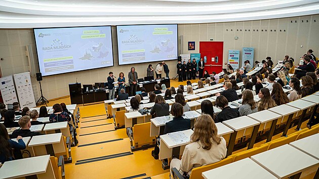 Konference Rady mladších se uskutečnila také ve Zlínském kraji v aule Univerzity Tomáše Bati ve Zlíně. (listopad 2025)