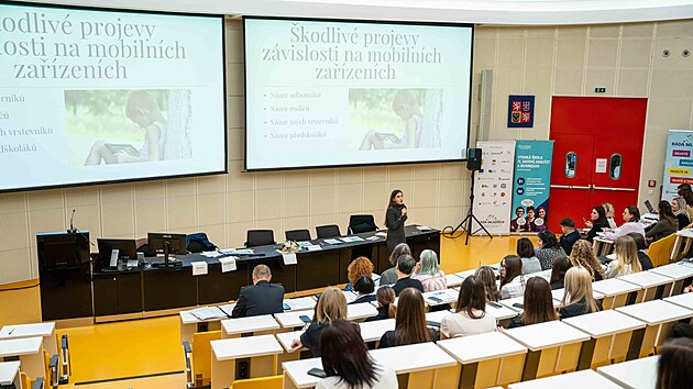 Konference Rady mladších, na které studenti středních škol diskutovali například na téma závislosti, se uskutečnila také ve Zlínském kraji v aule Univerzity Tomáše Bati ve Zlíně. (listopad 2025)