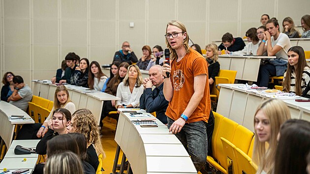 Konference Rady mladších, na které studenti středních škol diskutovali například na téma závislosti, se uskutečnila také ve Zlínském kraji v aule Univerzity Tomáše Bati ve Zlíně. (listopad 2025)
