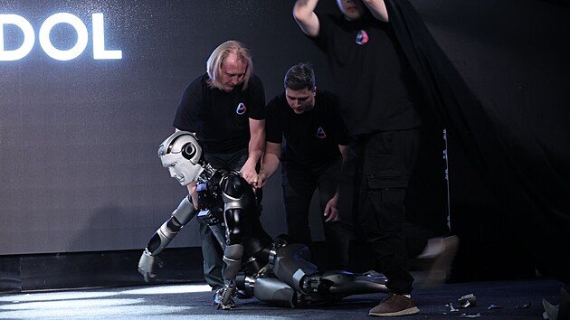 Představení prvního ruského humanoidního robota s umělou inteligencí jménem Aidol skončilo fiaskem. Aidol se zřítil na pódiu. (11. listopadu 2025)