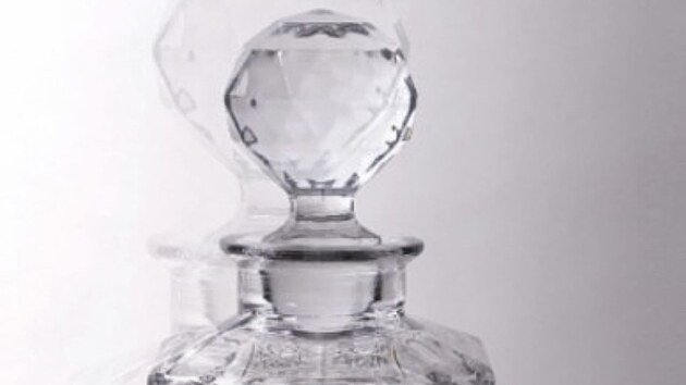 Broušená karafa, kterou odcizil zloděj v Ostravě. Policisté nyní po tomto lupu pátrají a vyzývají případné kupce, aby se přihlásili. (12. listopadu 2025)