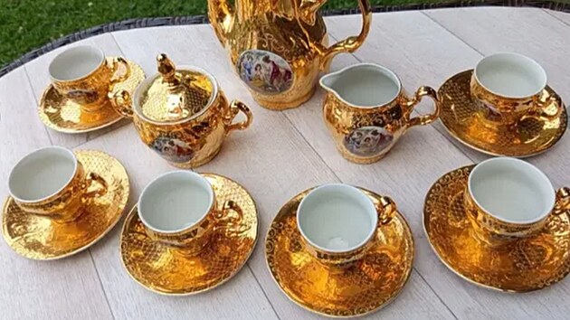 Cenná čajová souprava, kterou odcizil zloděj v Ostravě. Policisté nyní po tomto lupu pátrají a vyzývají případné kupce, aby se přihlásili. (12. listopadu 2025)