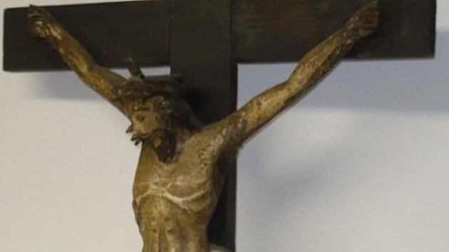 Kříž s Ježíšem, který odcizil zloděj v Ostravě. Policisté nyní po tomto lupu pátrají a vyzývají případné kupce, aby se přihlásili. (12. listopadu 2025)