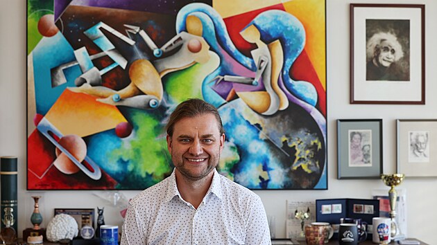 Děkan Fakulty elektrotechniky a informatiky VŠB – Technické univerzity Ostrava Radek Martinek ve své kanceláři. (13. listopadu 2025)