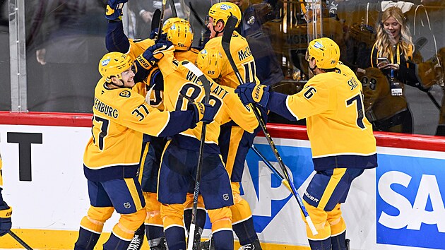 Hráči Nashvillu se radují z branky během zápasu NHL Global Series ve Stockholmu.