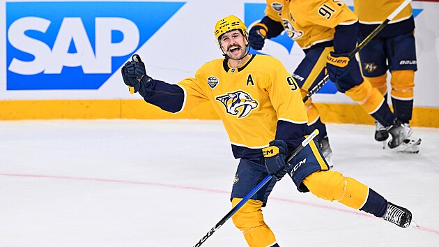 Filip Forsberg slaví branku v zápasu NHL Global Series ve Stockholmu.
