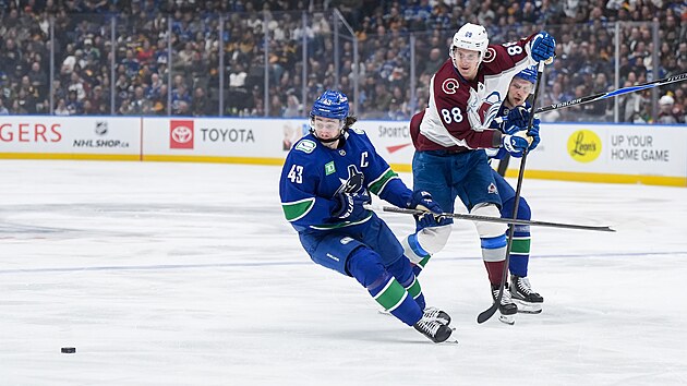 Pohledy Quinna Hughese i Martina Nečase směřují za kotoučem.