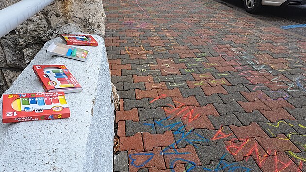 Popradští studenti se zúčastnili přednášky slovenského premiéra Roberta Fica. Před budovou se objevily vzkazy křídou. (14. listopadu 2025)