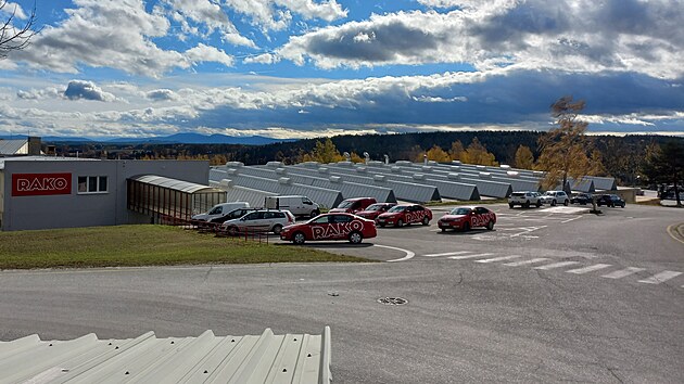 Z nenápadných komínů na výrobní hale vychází hluk, který je slyšet často po celých Borovanech.