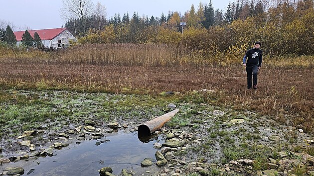 Nízká hladina odhalila výpusti směřující do Lipna. Vědci budou prověřovat, které jsou nelegální, kolik jich je funkčních a co trubkami a rourami do přehrady přitéká.