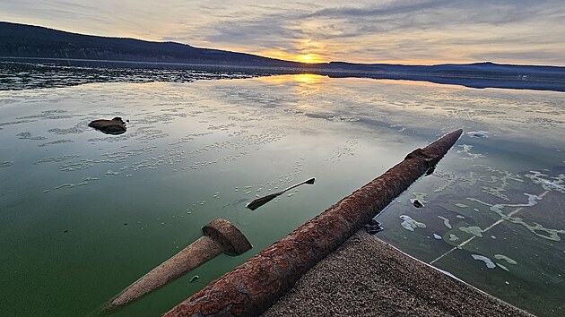 Nízká hladina odhalila výpusti směřující do Lipna. Vědci budou prověřovat, které jsou nelegální, kolik jich je funkčních a co trubkami a rourami do přehrady přitéká.