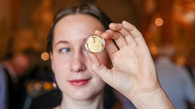 Vítězný návrh mince vytvořili Josef Oplištil a Tereza Vlčková (na snímku). Uspěli s koláží domů v městské památkové rezervaci.