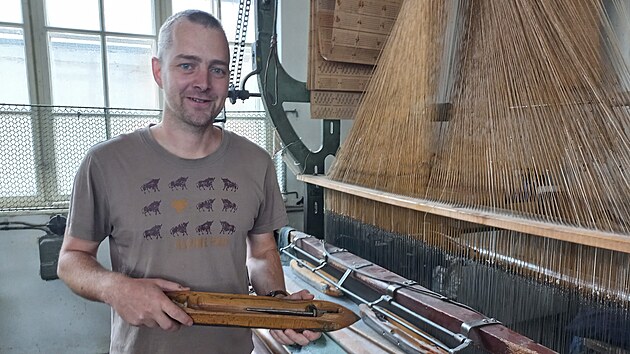 Filip Kubák je vystudovaný textilní výtvarník. Baví ho i stroje, zkouší, jaké jsou další možnosti tkaní.