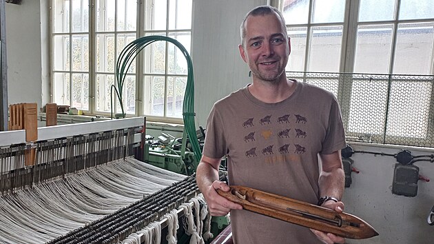 Filip Kubák je vystudovaný textilní výtvarník. Baví ho i stroje, zkouší, jaké jsou další možnosti tkaní.
