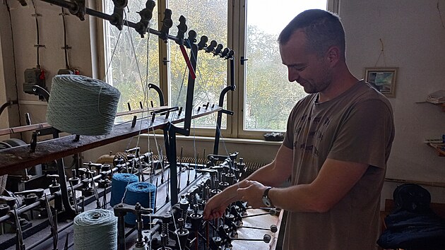 Filip Kubák je vystudovaný textilní výtvarník. Baví ho i stroje, zkouší, jaké jsou další možnosti tkaní.