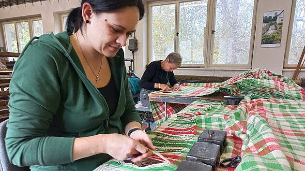 V tkalcovské dílně Kubák dělají vlněné deky, přehozy, plédy, koberce, ubrusy, závěsové látky, osušky nebo ručníky.