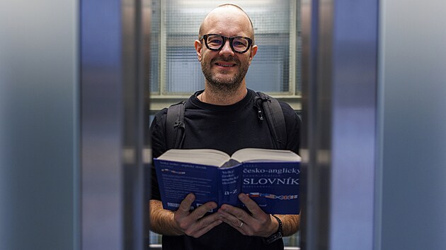 Brněnský učitel angličtiny Bronislav Sobotka si svými naučnými i zábavnými videi získal téměř 200 tisíc odběratelů na populární platformě YouTube.