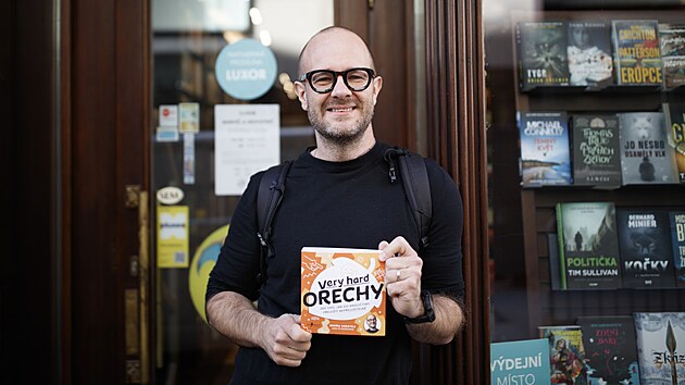 Brněnský učitel angličtiny Bronislav Sobotka vydal už čtyři knihy, ta poslední se jmenuje Very hard ořechy a věnuje se takzvaným překladatelským oříškům.