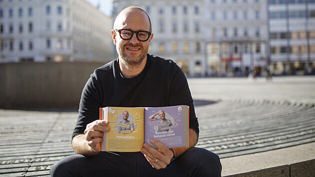 Brněnský učitel angličtiny Bronislav Sobotka vydal už čtyři knihy, ta poslední se jmenuje Very hard ořechy a věnuje se takzvaným překladatelským oříškům.