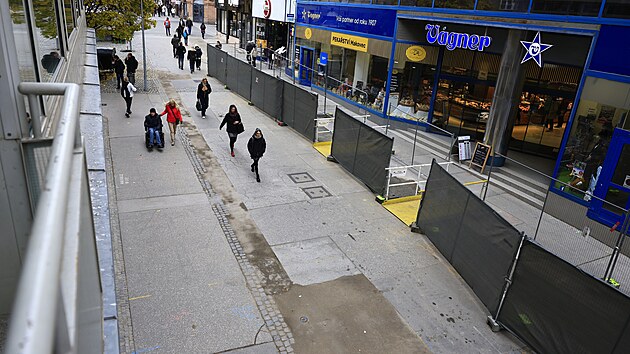 Česká ulice jakožto hlavní pěší tepna v centru Brna je kvůli přípravě podzemního kolektoru plná překážek. Většina z nich však po dobu vánočních trhů zmizí. (12. listopadu 2025)