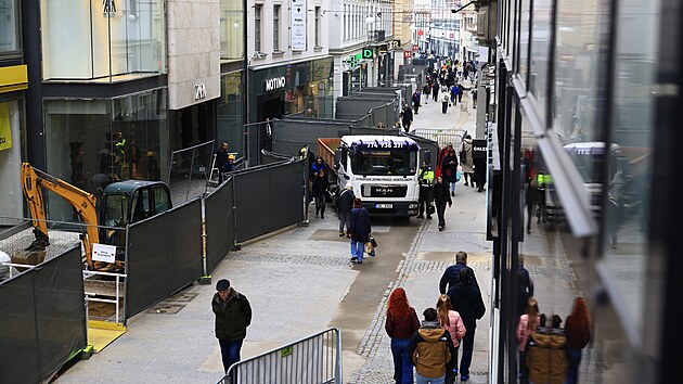 Česká ulice jakožto hlavní pěší tepna v centru Brna je kvůli přípravě podzemního kolektoru plná překážek. Většina z nich však po dobu vánočních trhů zmizí. (12. listopadu 2025)