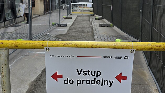 Česká ulice jakožto hlavní pěší tepna v centru Brna je kvůli přípravě podzemního kolektoru plná překážek. Většina z nich však po dobu vánočních trhů zmizí. (12. listopadu 2025)