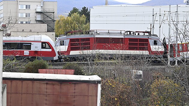 Tragičtějším následkům nedělní srážky vlaků nedaleko Bratislavy zabránil zabezpečovací systém ETCS v jedné z lokomotiv a rychlost osobního vlaku, který projel na červenou a do kterého expresní vlak narazil. (10. listopadu 2025)