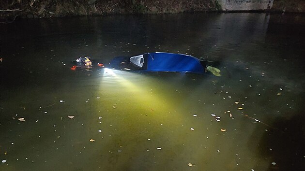 Auto po nehodě skončilo v řece. Do Chrudimky unikl olej z motoru. (17.listopadu 2025)