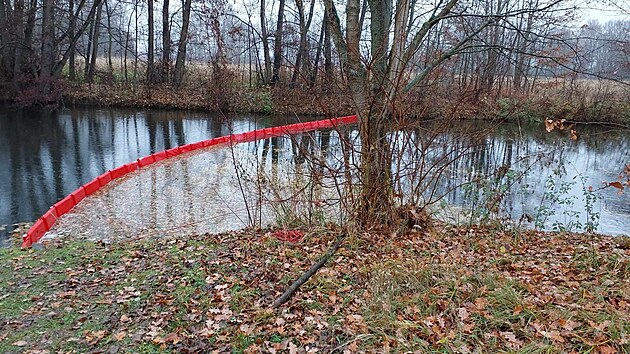 Auto po nehodě skončilo v řece. Do Chrudimky unikl olej z motoru. (17.listopadu 2025)