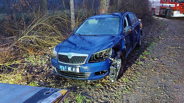Auto po nehodě skončilo v řece. Do Chrudimky unikl olej z motoru. (17.listopadu 2025)