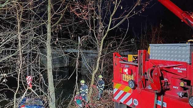 Auto po nehodě skončilo v řece. Do Chrudimky unikl olej z motoru. (17.listopadu 2025)