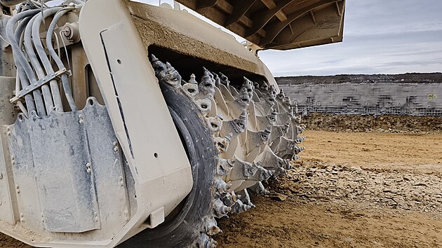 Unikátní fréza, jediná svého druhu v Česku, pomáhá na stavbě dálnice u Litomyšle odstraňovat skalní masiv. (11. listopadu 2025)