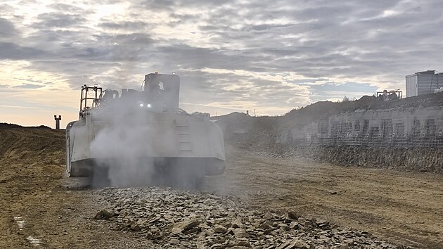 Unikátní fréza, jediná svého druhu v Česku, pomáhá na stavbě dálnice u Litomyšle odstraňovat skalní masiv. (11. listopadu 2025)