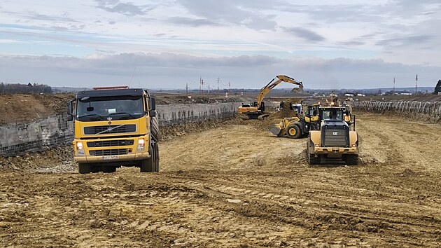Unikátní fréza, jediná svého druhu v Česku, pomáhá na stavbě dálnice u Litomyšle odstraňovat skalní masiv. (11. listopadu 2025)