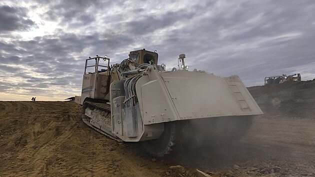 Unikátní fréza, jediná svého druhu v Česku, pomáhá na stavbě dálnice u Litomyšle odstraňovat skalní masiv. (11. listopadu 2025)