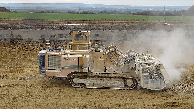 Unikátní fréza, jediná svého druhu v Česku, pomáhá na stavbě dálnice u Litomyšle odstraňovat skalní masiv. (11. listopadu 2025)
