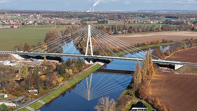 Práce na severovýchodním obchvatu Pardubic finišují. Dominantou nové stavby je zavěšený lanový most přes Labe. (5. listopadu 2025)