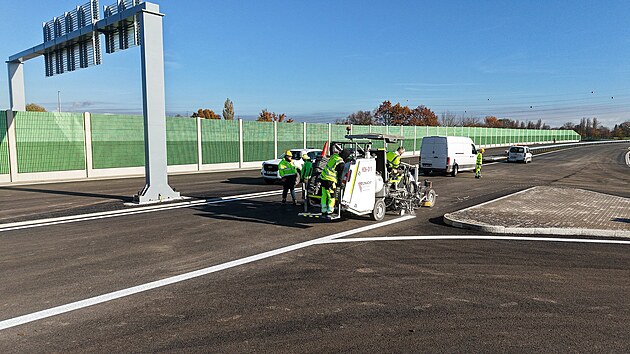 V poslední dnech na severovýchodním obchvatu Pardubic probíhá lajnování vodorovného dopravního značení. (5. listopadu 2025)