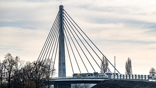 Největší zavěšený lanový most v Česku je součástí dokončovaného severovýchodního obchvatu Pardubic. (12. listopadu 2025)