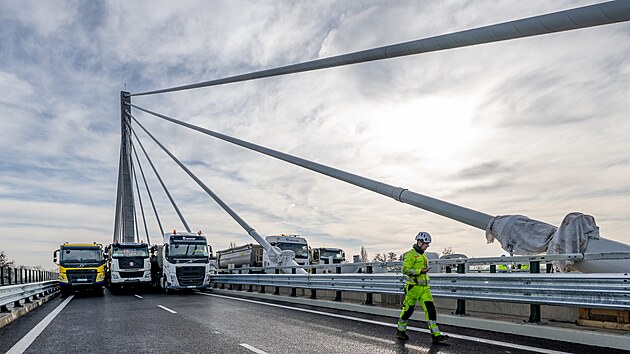 Dvanáct nákladních aut zatížilo konstrukci největšího lanového mostu v Česku. Zátěžová zkouška má ověřit, že most je bezpečný pro silniční provoz. (12. listopadu 2025)