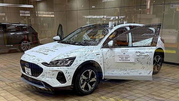 Na úplně poslední exemplář – hatchback v bílé barvě – se podepsali přítomní zaměstnanci a někteří dokonce uvnitř zanechali osobní vzkazy.