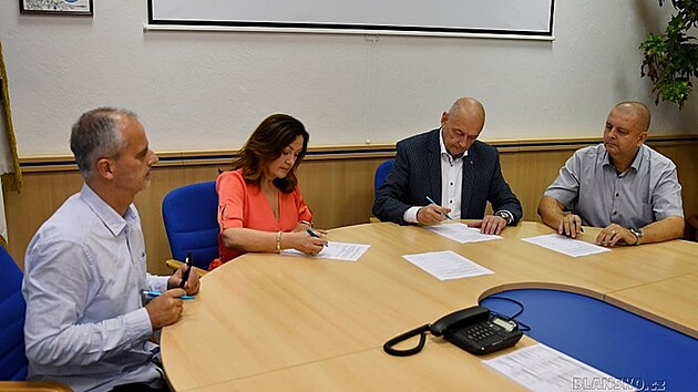 Takto v roce 2022 Lenka Dražilová a Jiří Crha (druhá a třetí zleva) podepisovali koaliční smlouvu společně s dalšími dvěma menšími partnery.