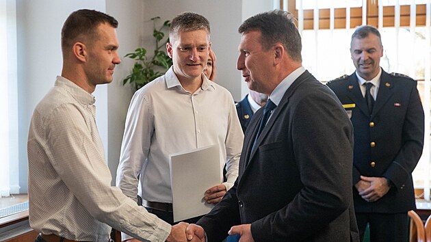 Dva zachránci (zleva) Tomáš Gazdík a Martin Bublík, kteří získali ocenění za mimořádnou odvahu při záchraně tří lidských životů. (7. listopadu 2025)