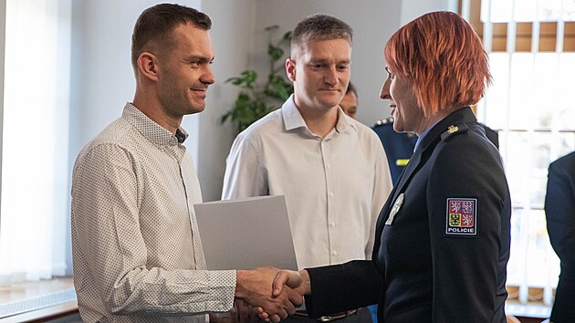 Dva zachránci (zleva) Tomáš Gazdík a Martin Bublík, kteří získali ocenění za mimořádnou odvahu při záchraně tří lidských životů. (7. listopadu 2025)