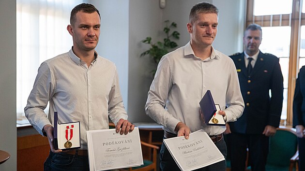 Dva zachránci (zleva) Tomáš Gazdík a Martin Bublík, kteří získali ocenění za mimořádnou odvahu při záchraně tří lidských životů. (7. listopadu 2025)