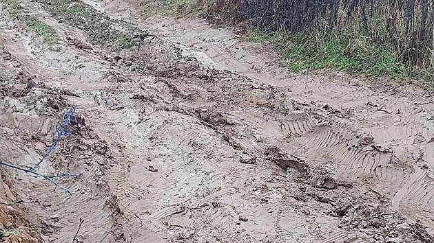 Hasiči v brněnských Obřanech pomáhali se zapadlými auty na polní cestě, kam je zavedla navigace. (9. listopadu 2025)