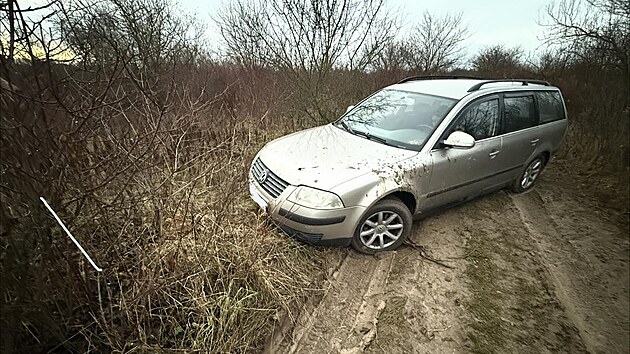 Hasiči v brněnských Obřanech pomáhali se zapadlými auty na polní cestě, kam je zavedla navigace. (9. listopadu 2025)