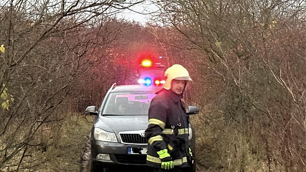 Hasiči v brněnských Obřanech pomáhali se zapadlými auty na polní cestě, kam je zavedla navigace. (9. listopadu 2025)